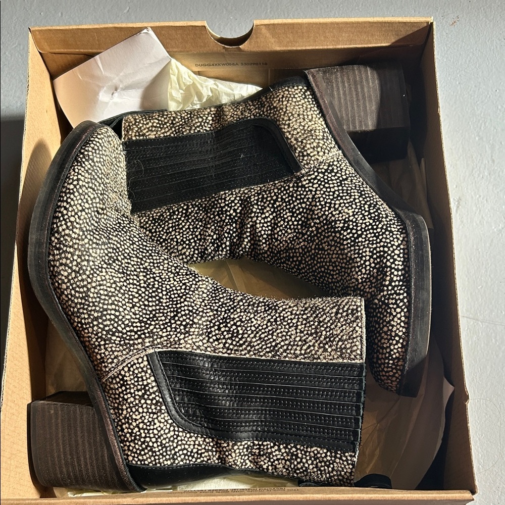UGG Camden Exotic Black and White Textured Ankle Boots, Size 9 RARE STYLE